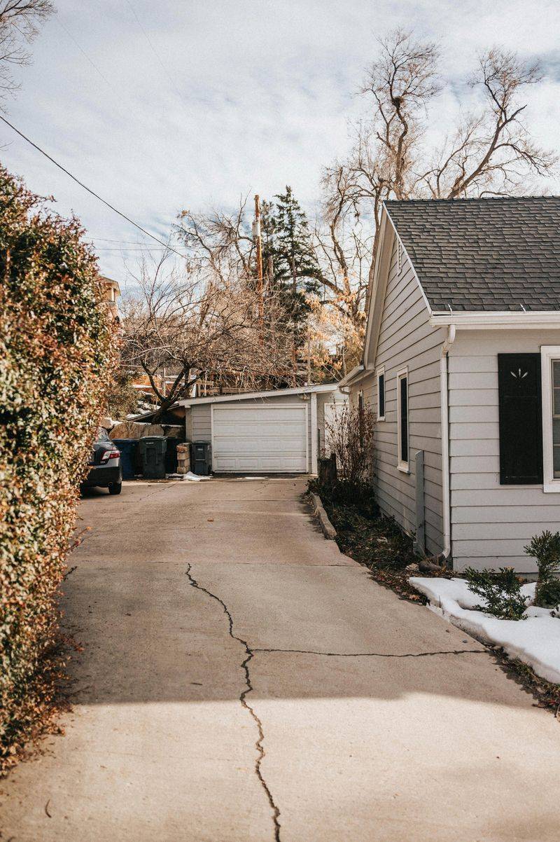 8 Landscaping Mistakes That May Make Buyers Think Twice - Decor Hint Worn-Out Driveways