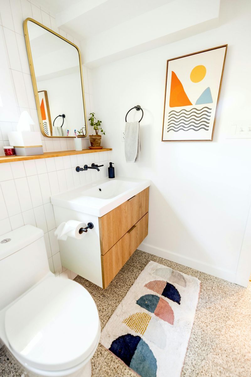 17 Tips That May Help You Achieve A Stunning Bathroom Look - Decor Hint Hang tasteful wall art