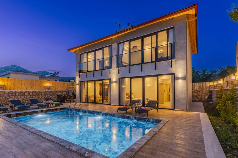 Spotlights Showcase Architectural Beauty