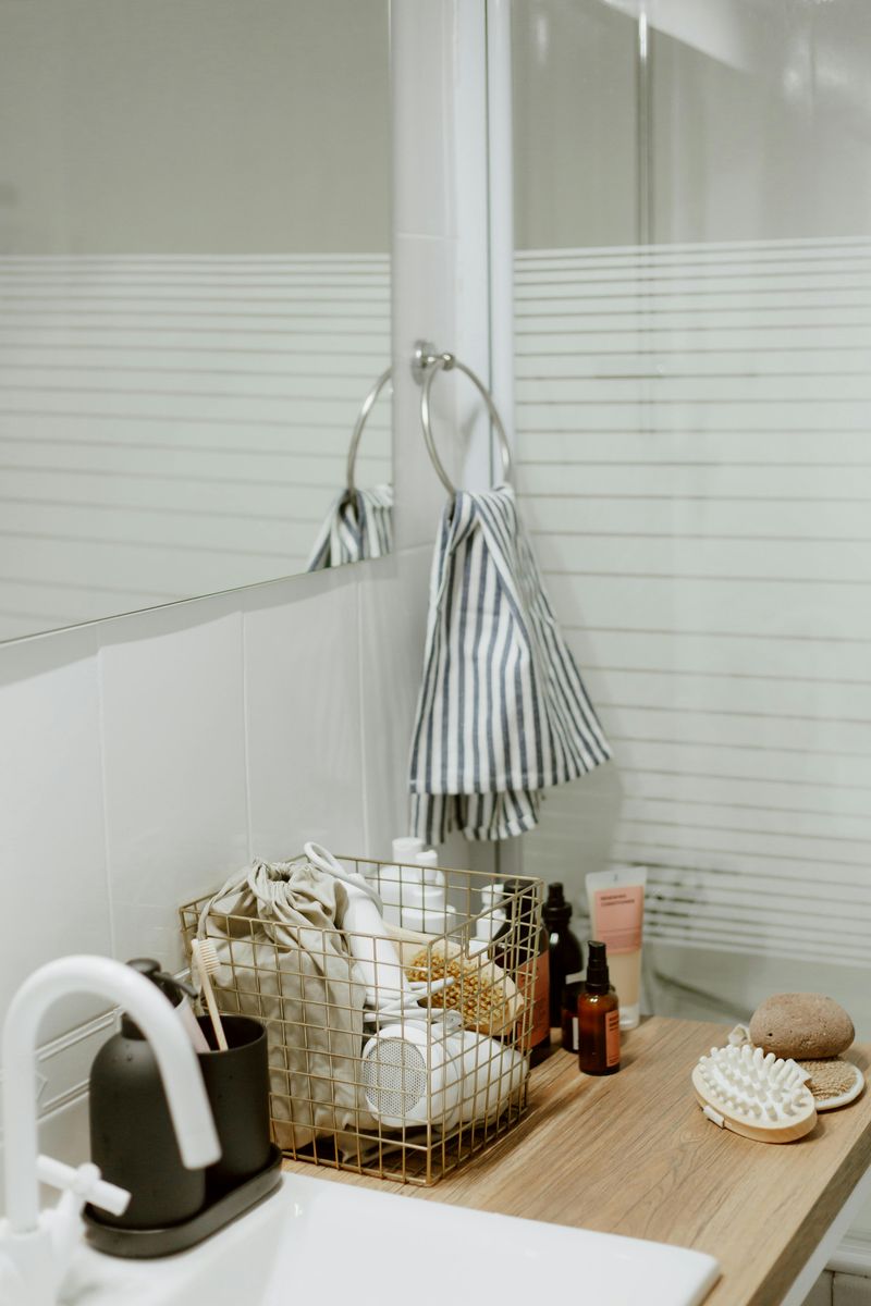 17 Tips That May Help You Achieve A Stunning Bathroom Look - Decor Hint Keep countertops clutter-free