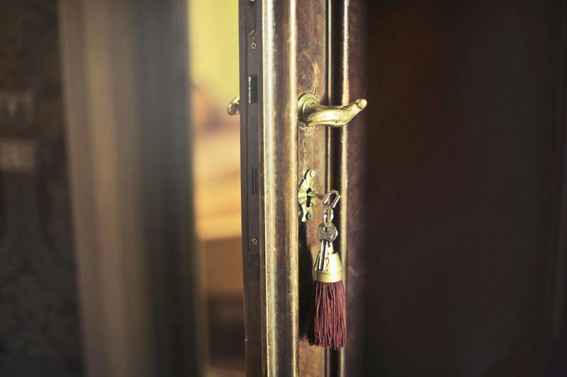 14 Common Security Mistakes That Can Compromise Your Property - Decor Hint Forgetting To Lock Up During Quick Errands