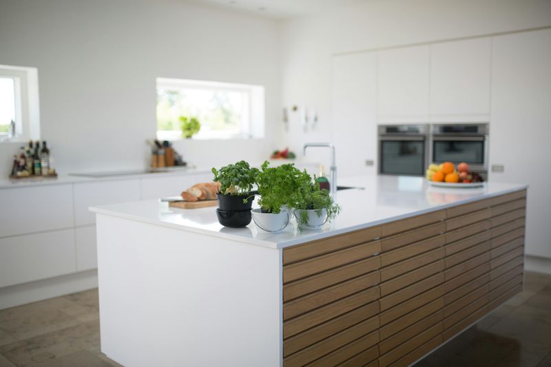 9 HGTV Trends That May Not Work Well In Everyday Homes - Decor Hint Waterfall Countertop Edges