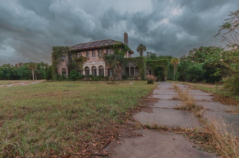 11 Abandoned Mansions Across The USA That Time Forgot - Decor Hint Howey Mansion – Howey-in-the-Hills, Florida