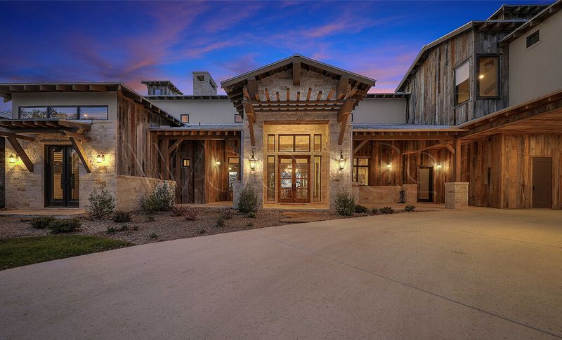 12 Texas Hill Country Homes With Rustic Elegance - Decor Hint Reclaimed Resort-Style Ranch