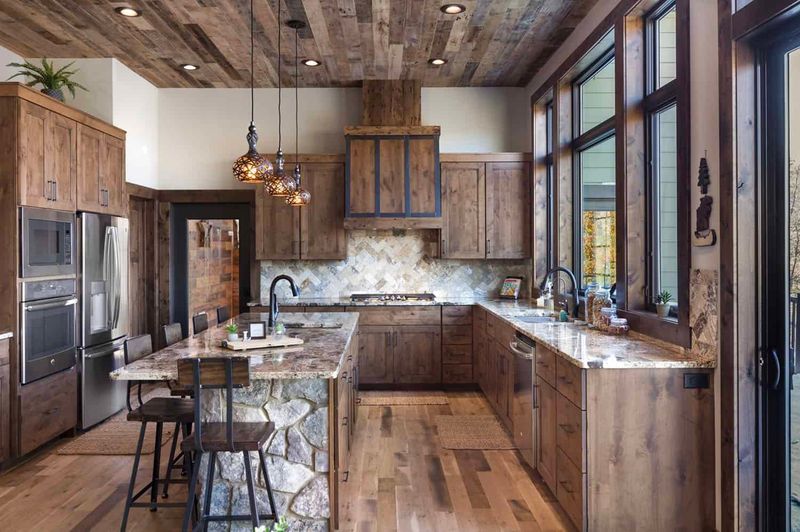 12 Texas Ranch Kitchens Great For Weekend Entertaining - Decor Hint Rustic Wood Cabinetry With Modern Finishes