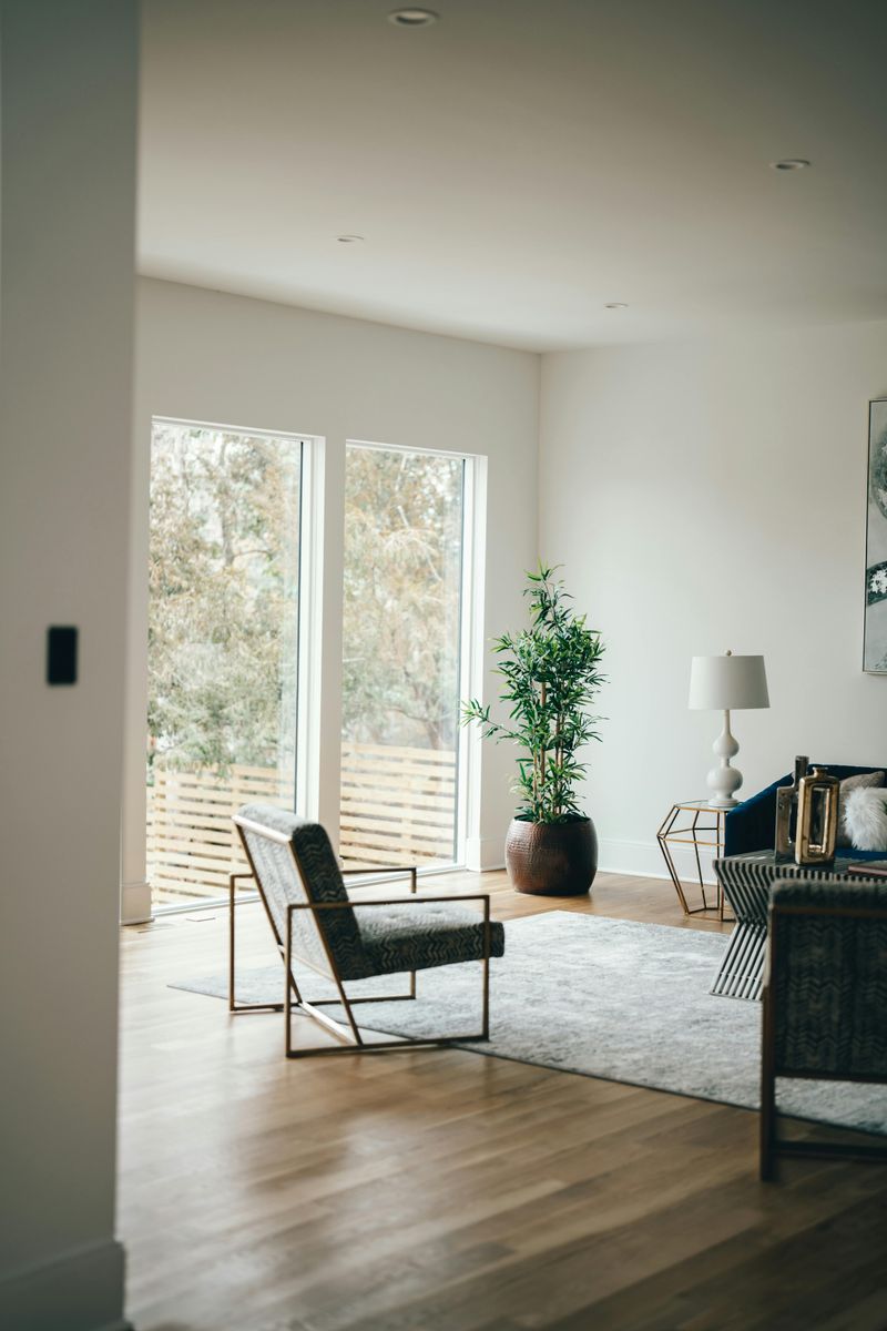 9 Minimalist Home Touches That Don't Quite Work In Real Life - Decor Hint Bare Windows With No Coverings