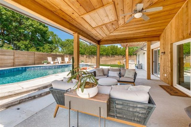 12 Dallas Ranch Homes With Honey-Toned Wood That Glows In Autumn Light - Decor Hint Northaven's Golden Hour Masterpiece