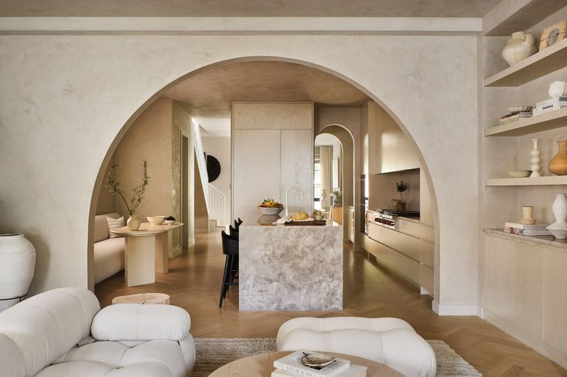 8 Chicago Kitchens With Arched Doorways That Blend Classic & Contemporary - Decor Hint Minimalist Earthy Curve