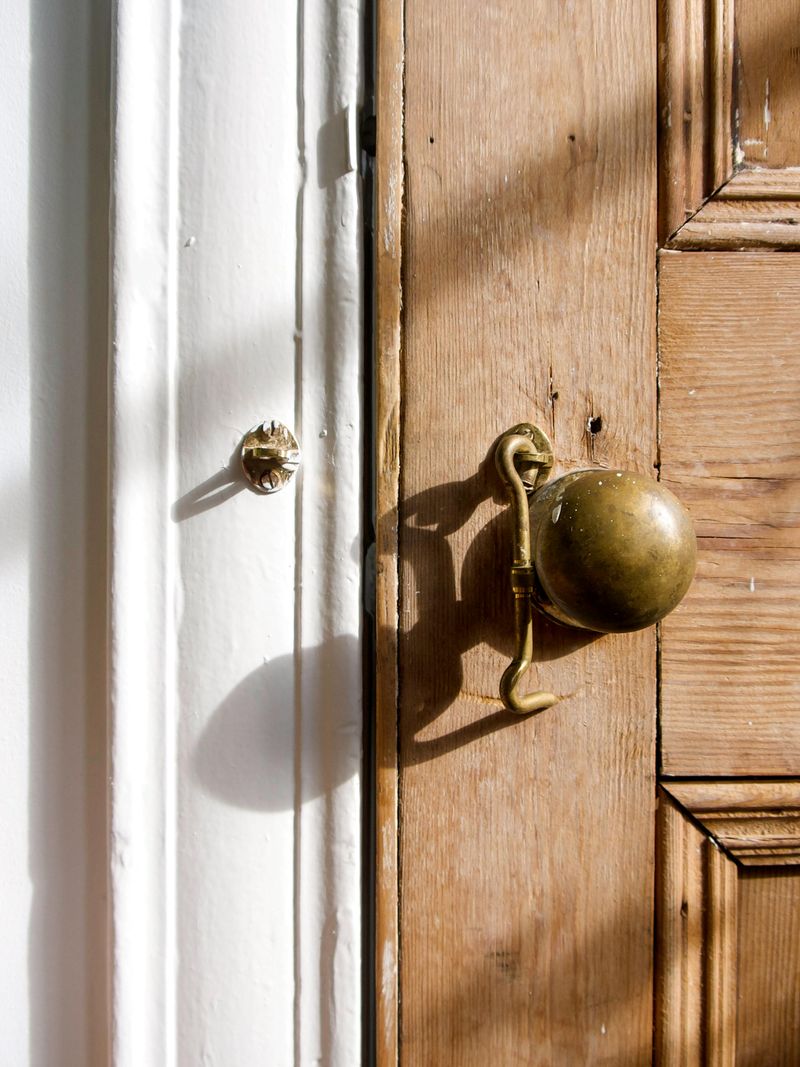 13 Home Details That Can Show It’s Been Some Time Since Renovations - Decor Hint Brass Fixtures And Hardware