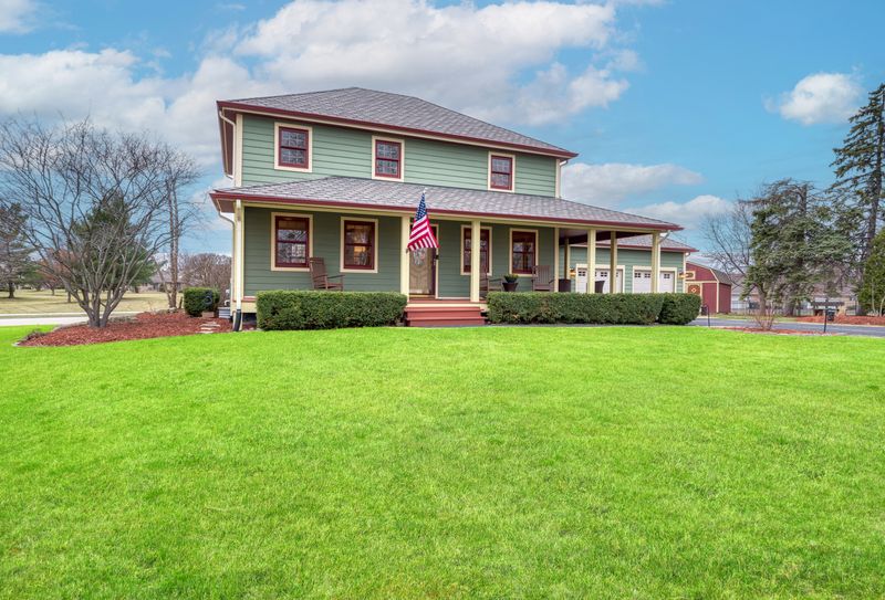 7 Farmhouses In Illinois That Prove Rustic Can Still Feel Fresh - Decor Hint Two-Story Farmhouse With Garden Studio