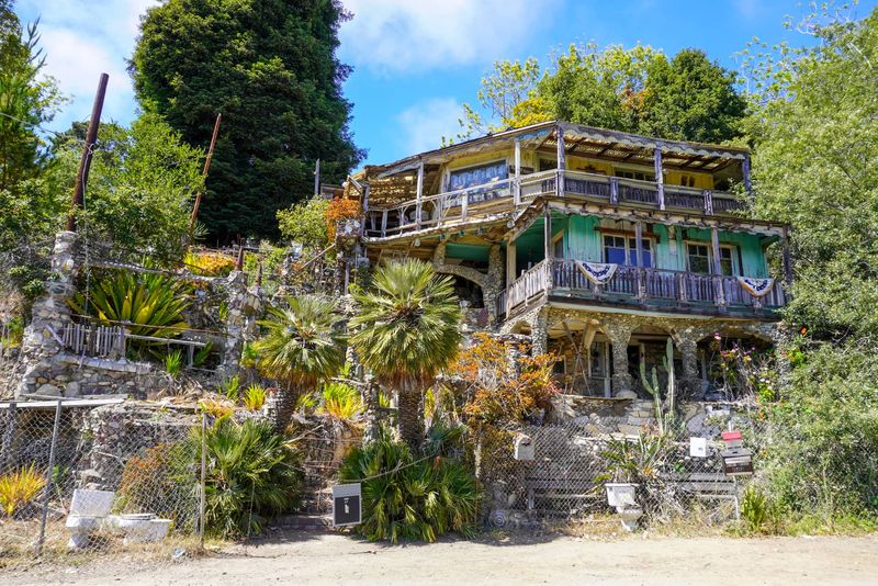 11 Abandoned Mansions Across The USA That Time Forgot - Decor Hint Cambria Castle – Cambria, California