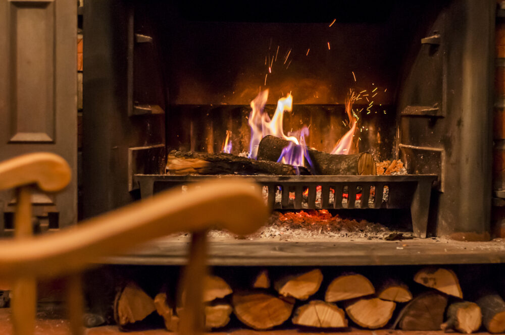 14 Hobbit-Style Homes That Could Inspire Unique Design Ideas - Decor Hint Homes With Cozy Fireplaces And Chimneys