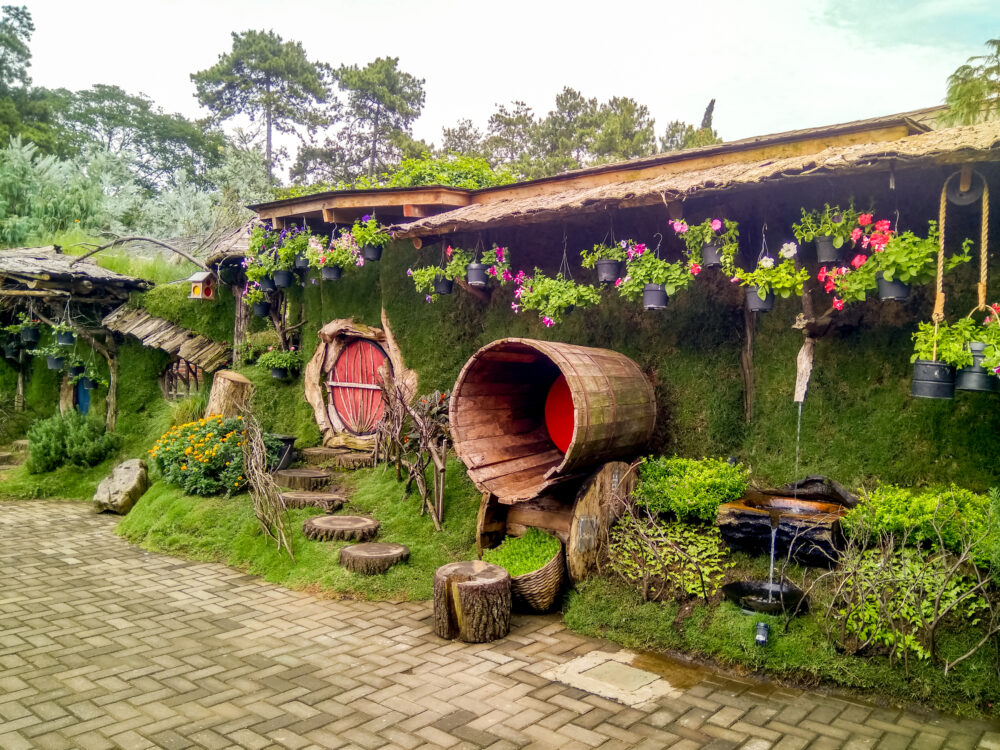 14 Hobbit-Style Homes That Could Inspire Unique Design Ideas - Decor Hint Homes With Natural Landscaping