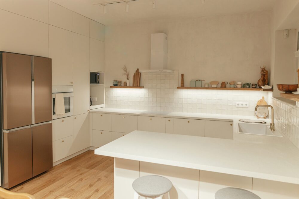 13 Kitchen Cabinet Paint Colors That May Create A Warm And Inviting Feel - Decor Hint Creamy White