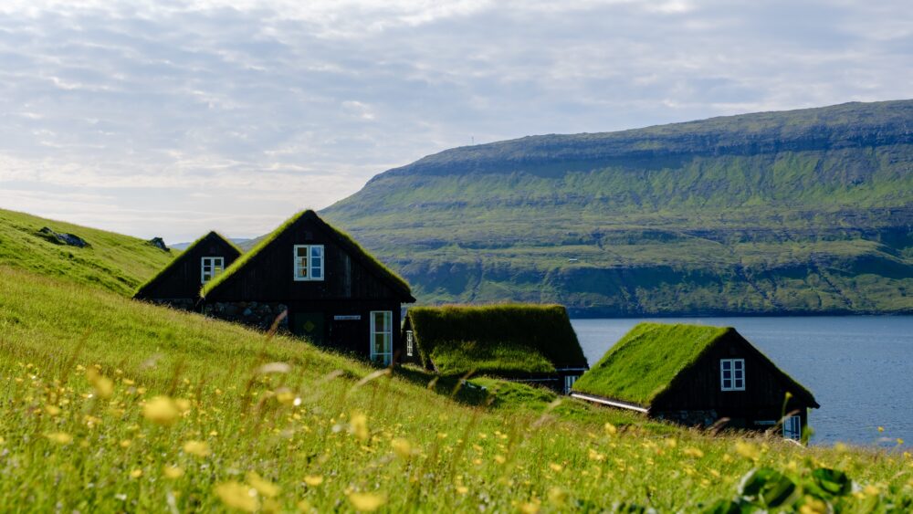 12 Underground Home Designs That May Offer Unique Living Spaces - Decor Hint Underground Homes With Green Roofs