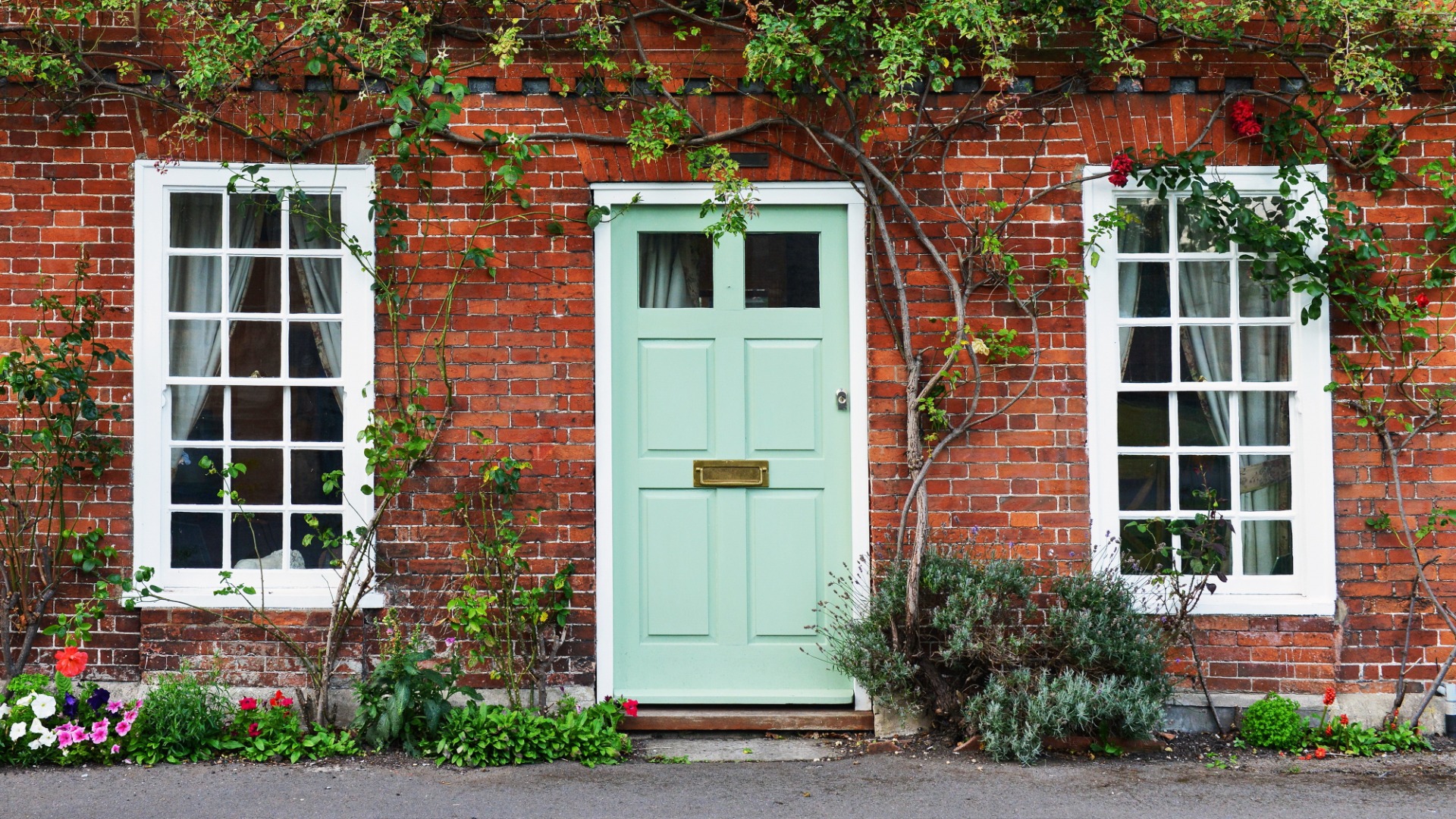25 Home Features That Might Be Worth Updating For A Fresher Look - Decor Hint shutterstock 584445823 resized to 1920x1080 1 - Decor Hint