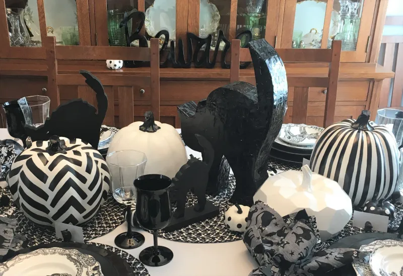 Black Lace Tablecloths With White Pumpkins