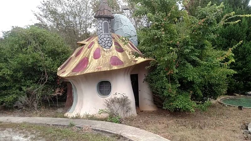 10 Forgotten Georgia Amusement Parks Slowly Being Reclaimed By Nature - Decor Hint Starcadia Entertainment Park (Macon)