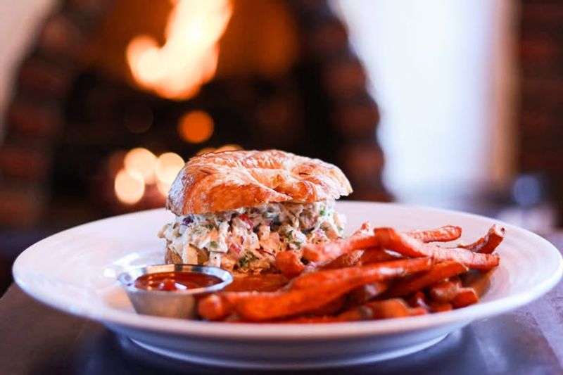 10 Oklahoma Lobster Roll Spots You'll Be Surprised To Find - Decor Hint Doc's Wine & Food (Tulsa)