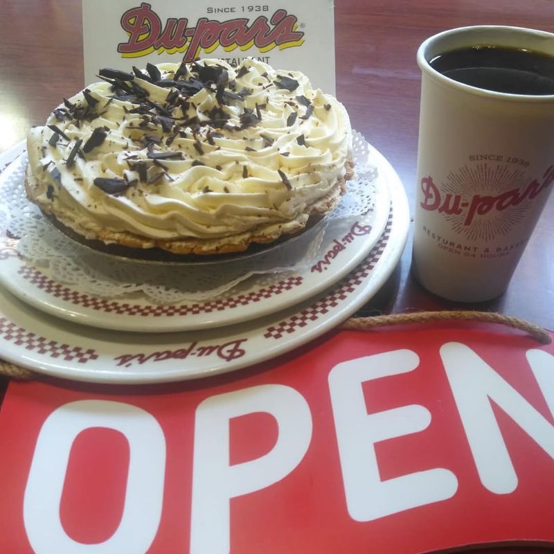 12 California Diners That Prove Pie And Coffee Never Go Out Of Style - Decor Hint Du-par's Restaurant & Bakery, Los Angeles