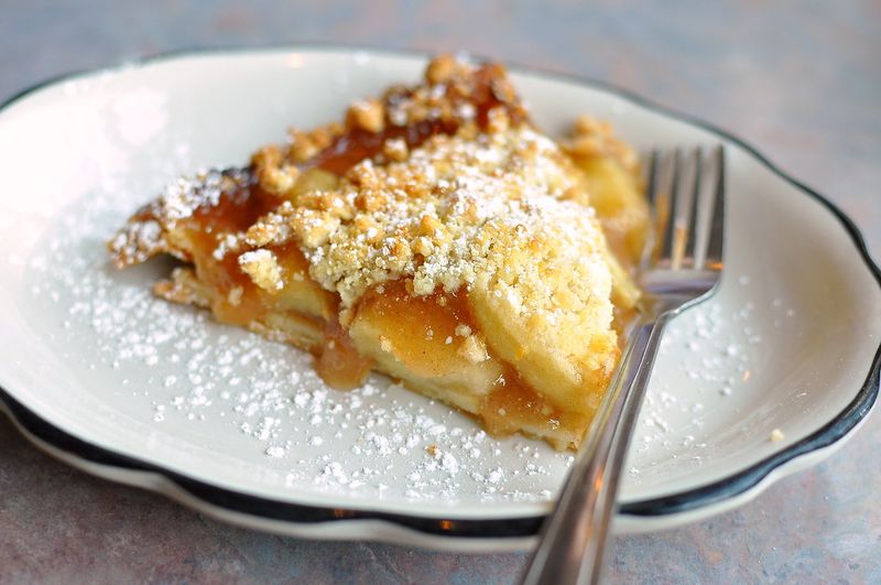 12 California Time-Capsule Restaurants Straight Out Of The '60s - Decor Hint House Of Pies - Los Angeles (Los Feliz)