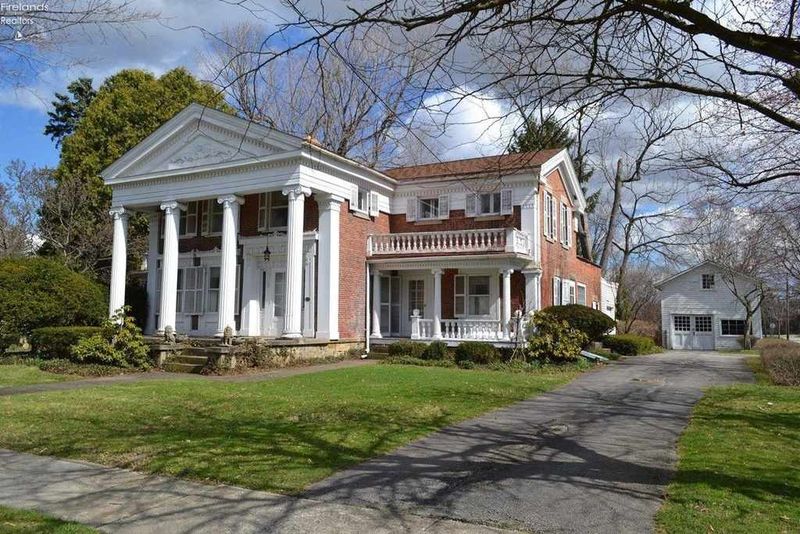 12 Classic Ohio House Styles Making A Comeback - Decor Hint Greek Revival Farmhouses