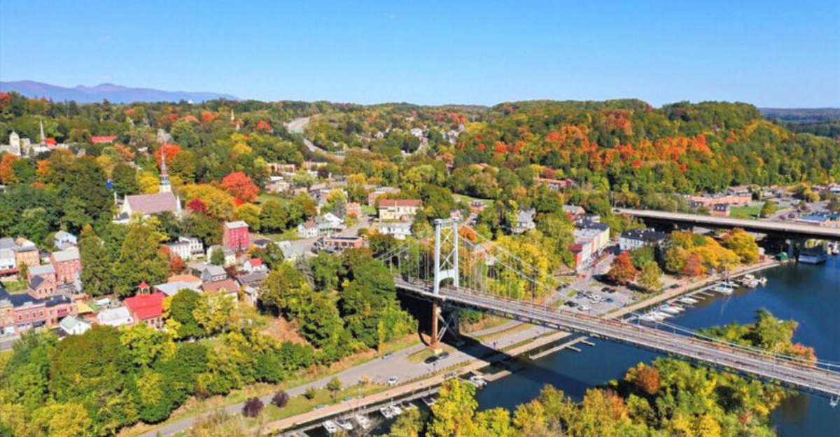 12 New York Towns That Feel Like A Hallmark Christmas Movie Come To Life - Decor Hint
