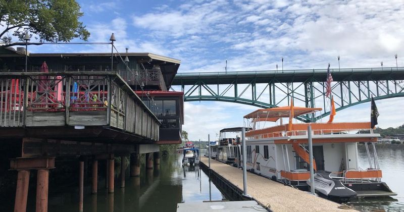 12 Tennessee Waterfront Restaurants So Beautiful The Meal's Just A Bonus - Decor Hint Calhoun's on the River