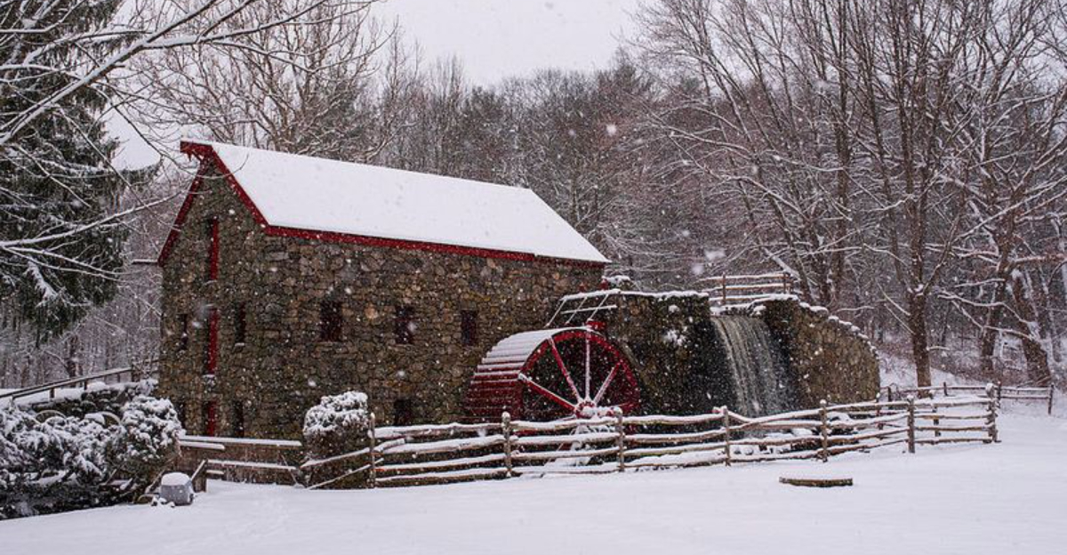 14 Historic Inns In Massachusetts Where You Can Spend The Holidays - Decor Hint