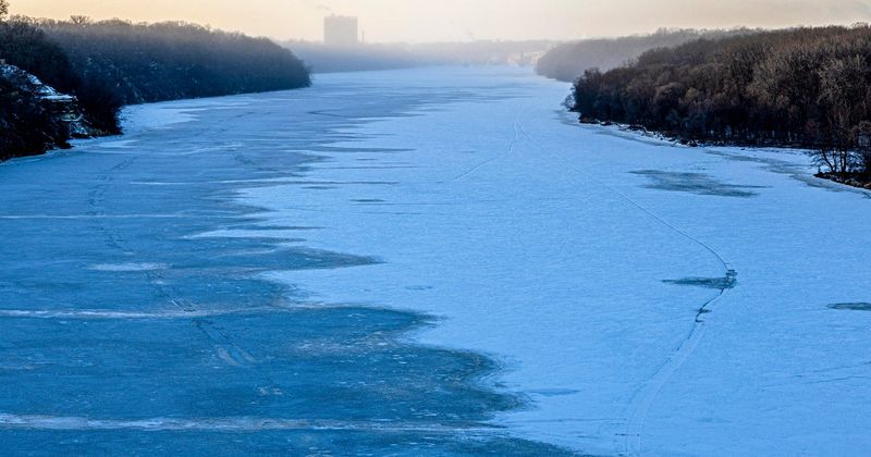 14 Places In The US You Might Regret Visiting For A Winter Vacation - Decor Hint International Falls, Minnesota