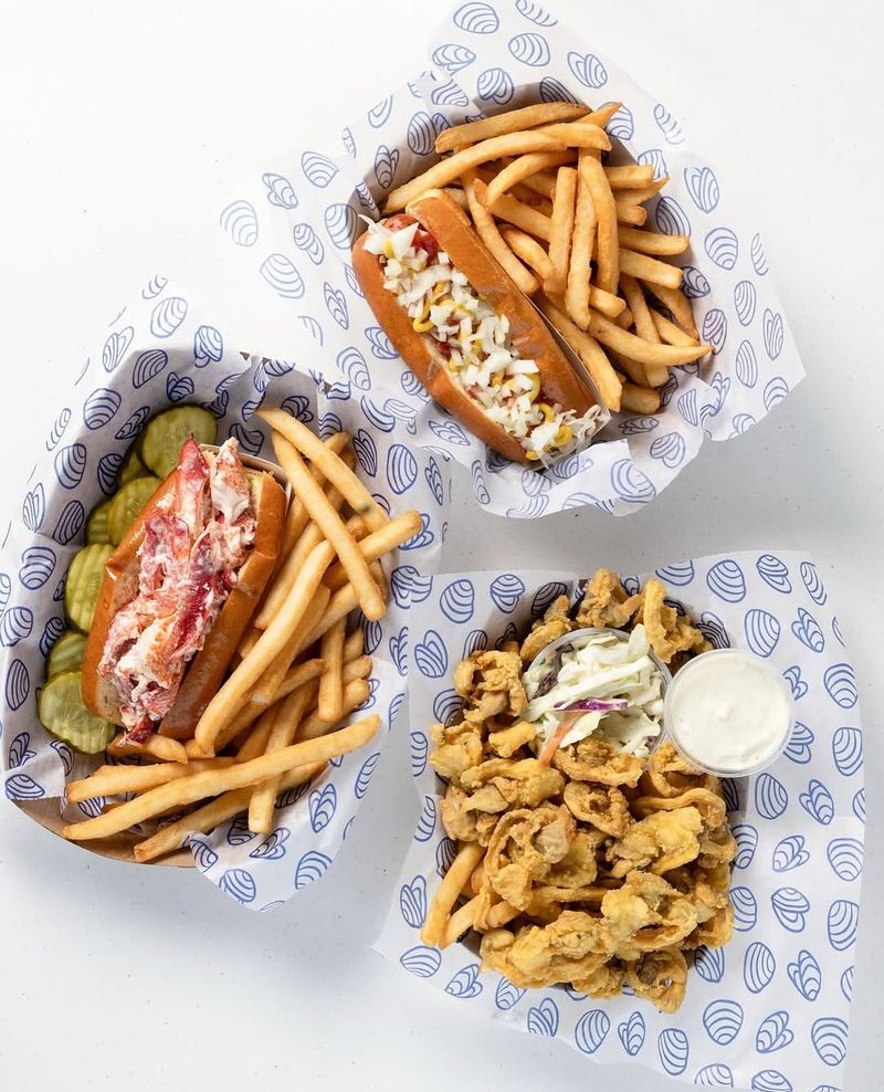 16 Maine Fish Fry Spots That Turn Friday Nights Into A Crunchy Tradition - Decor Hint Bob's Clam Hut in Kittery