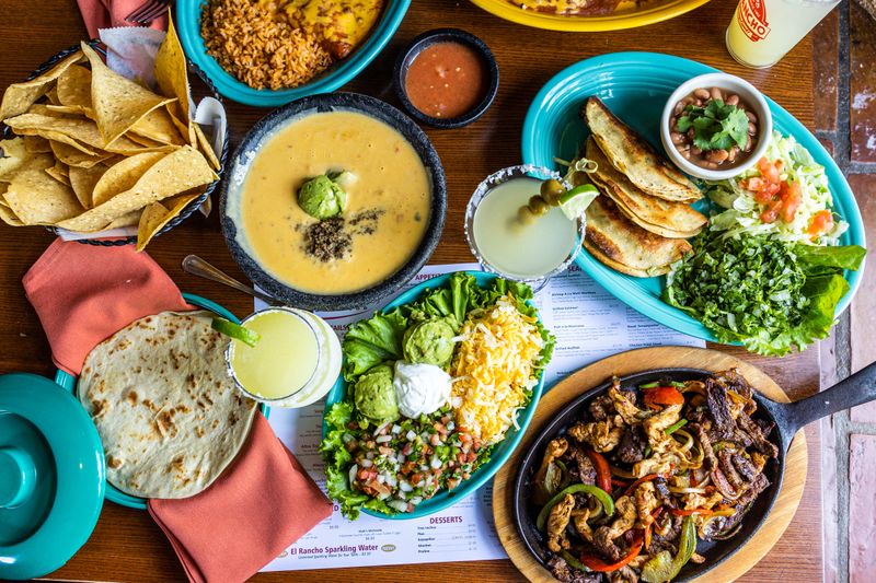 20 Texas Mexican Restaurants Where The Chips And Salsa Steal The Show - Decor Hint Matt's El Rancho - Austin