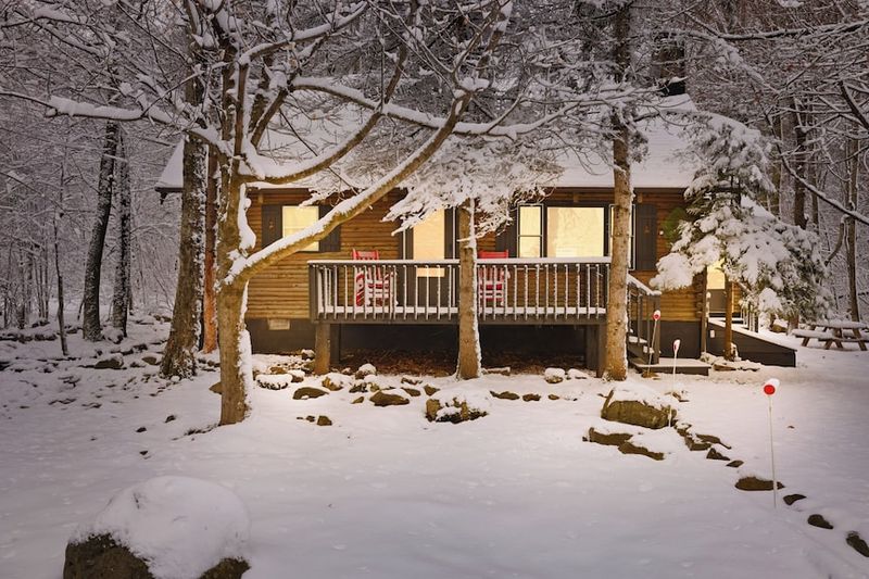 Discover the Poconos Mountain Town In Pennsylvania That's Ideal For A Scenic Escape - Decor Hint Where To Stay And Unwind In The Poconos' Woodland Escape