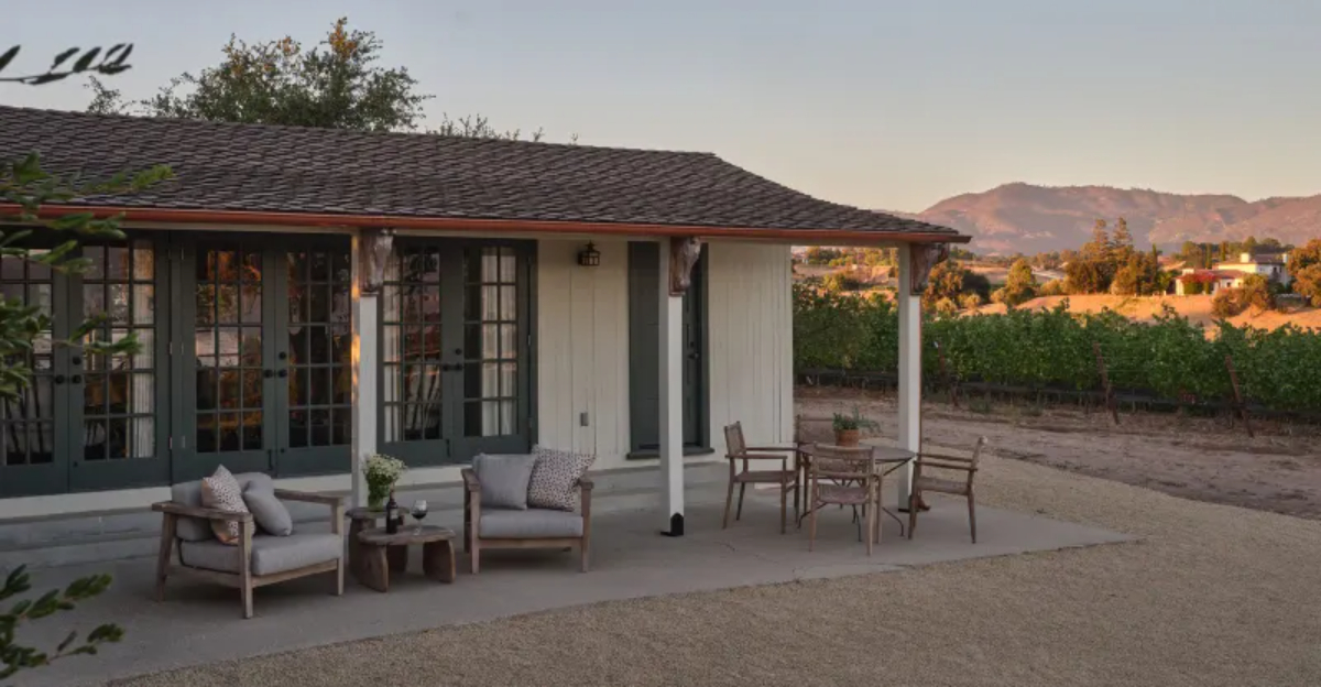 A Signature Blue Touch Defines This Wine Country Ranch In California - Decor Hint A Signature Blue Touch Defines This Wine Country Ranch In California - Decor Hint