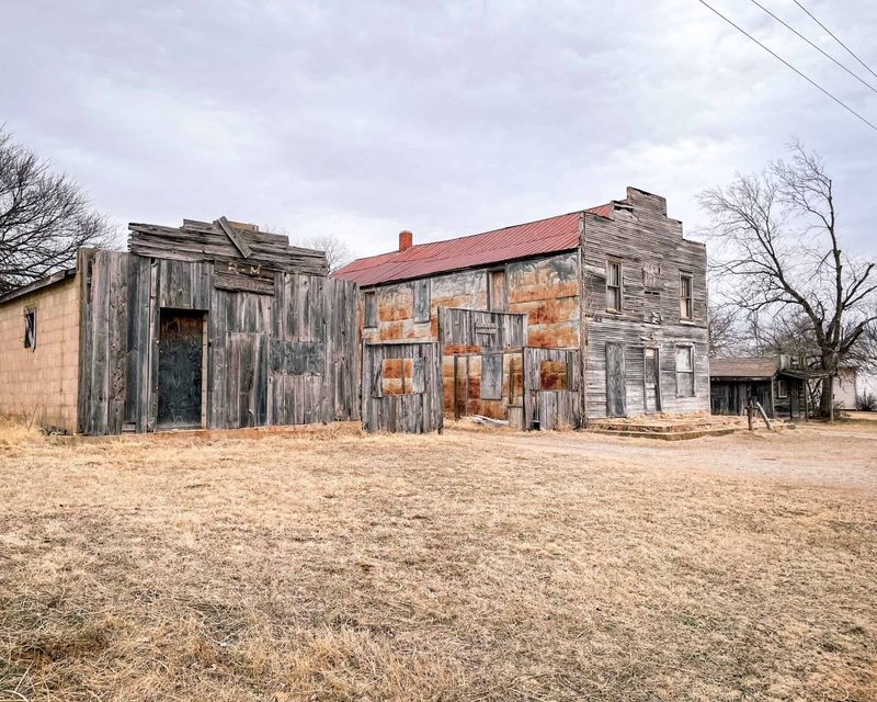 This Abandoned Oklahoma Town Was Once A Wild West Outlaw Haven - Decor Hint Old Ruins Still Remain