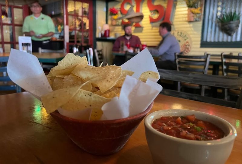 20 Texas Mexican Restaurants Where The Chips And Salsa Steal The Show - Decor Hint Lupe Tortilla - Houston