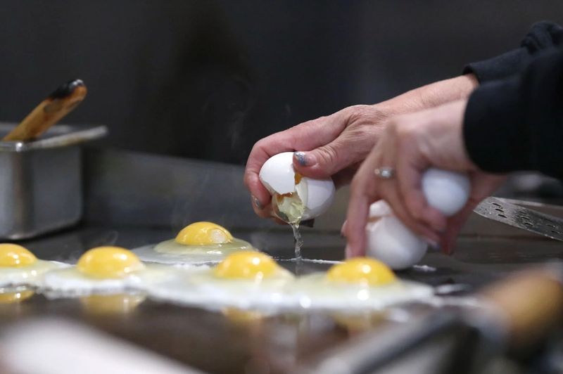 16 Massachusetts Breakfast Spots Locals Can't Stop Raving About - Decor Hint Joe's Diner - Lee (Berkshires)