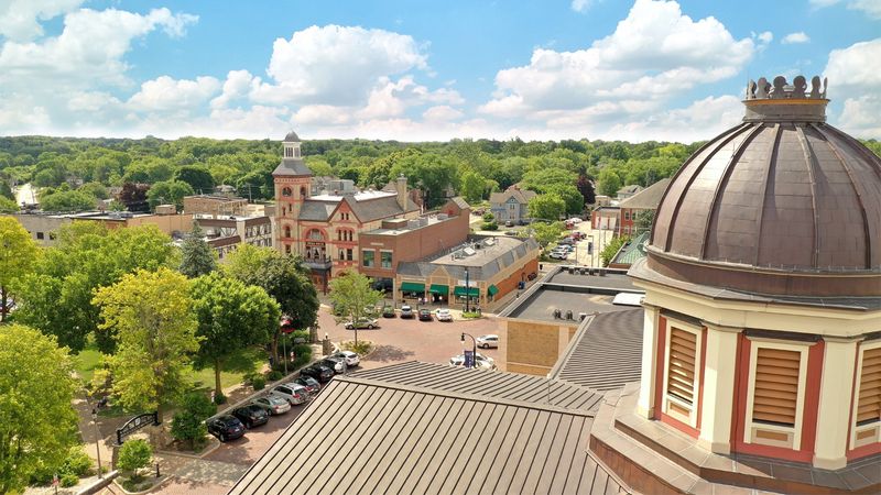 Once-Peaceful Illinois Towns Now Overwhelmed By Tourists - Decor Hint Woodstock: Hollywood Fame Changed Everything