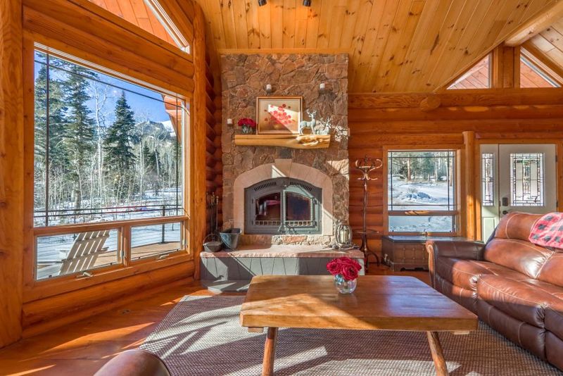 The Sunny Breakfast Nooks In Colorado Cabins Where Mornings Feel Extra Cozy - Decor Hint South-Facing Sunshine Spot