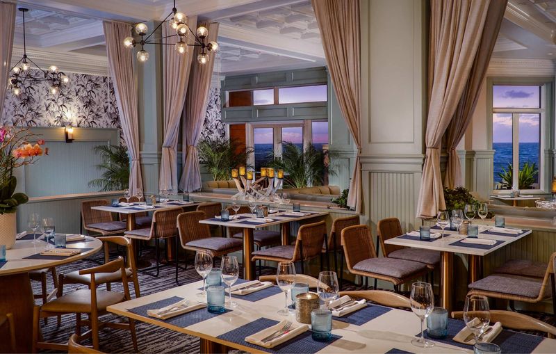 Vacation Mistakes To Avoid When Exploring Florida - Decor Hint Not Making Restaurant Reservations