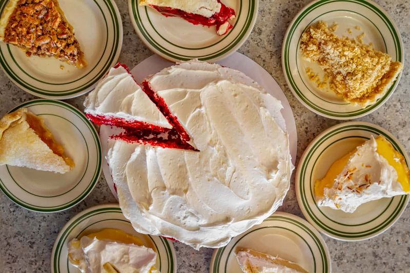 10 Old-School Indiana Buffets That Never Left The '80s - Decor Hint Stoll's Lakeview Restaurant - Loogootee