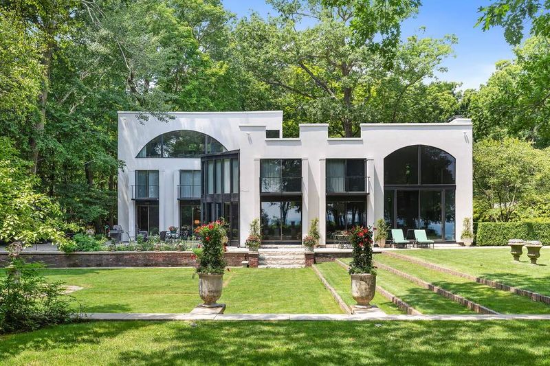 Lake Bluff: Coastal Charm With Architectural Heritage