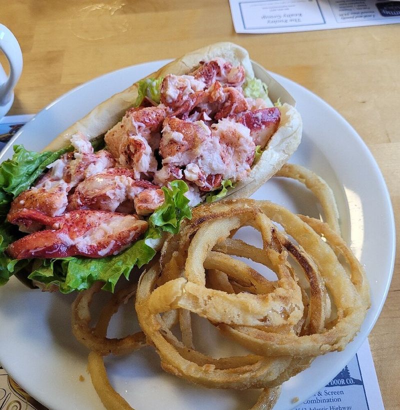 16 Maine Fish Fry Spots That Turn Friday Nights Into A Crunchy Tradition - Decor Hint Moody's Diner in Waldoboro
