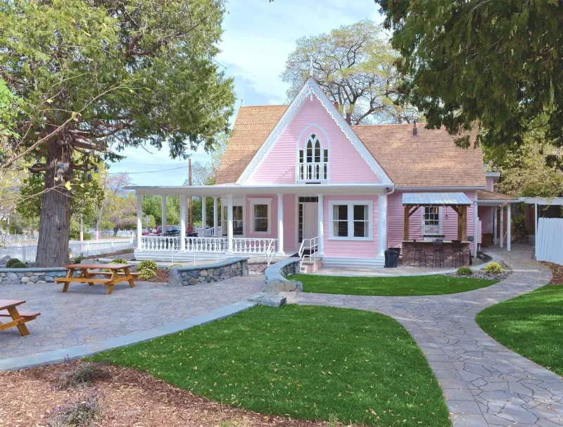 11 Nevada Cafés Where Homemade Rules And Pie Is Worth The Stop - Decor Hint The Pink House – Genoa