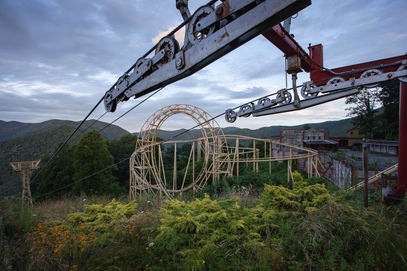 10 Forgotten Funlands In New Mexico Slowly Fading Beneath The Desert Sky - Decor Hint Cliff's Amusement Park Ghost Section