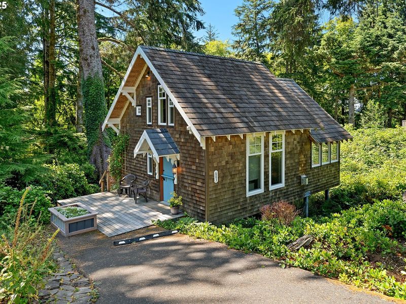 Beachside Oregon Cottages That Stay Stylish No Matter How Hard The Wind Blows - Decor Hint The Weathered Cedar Haven in Cannon Beach
