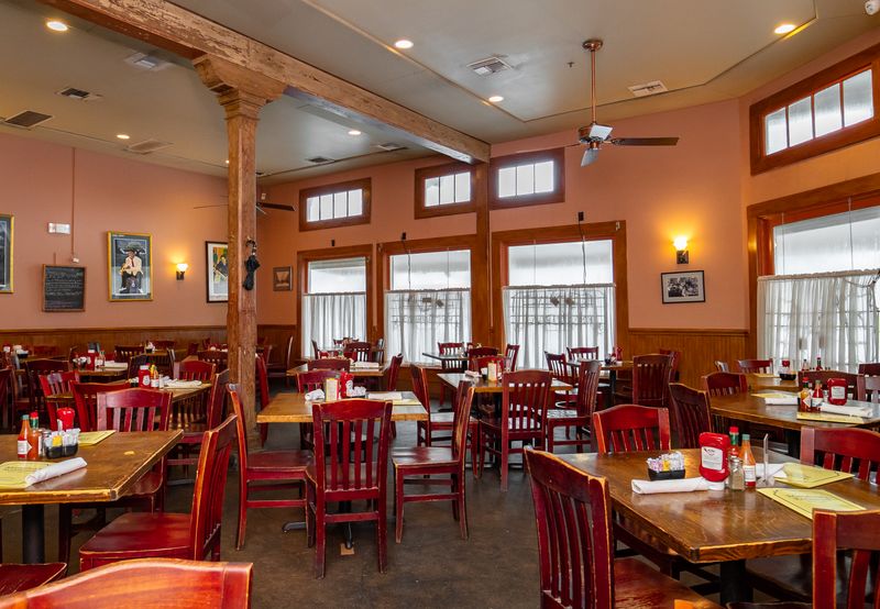 Louisiana Restaurants That Don't Advertise, Yet Always Have Crowds - Decor Hint Mandina's Restaurant, New Orleans