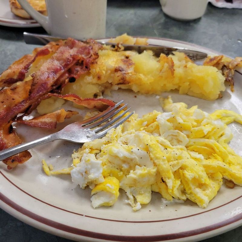 18 Pennsylvania Chicken-Fried Steaks Made The Old-Fashioned Way - Decor Hint City Line Diner - Harrisburg