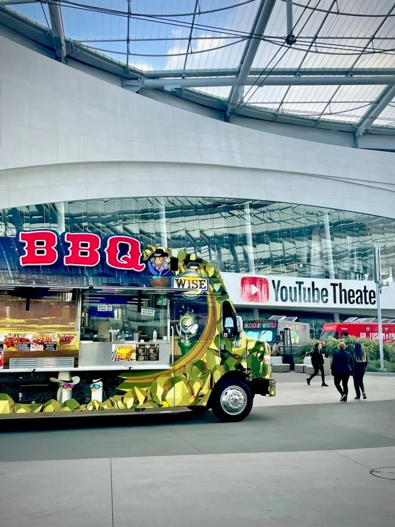 The California BBQ Truck Outsmoking Texas, One Brisket At A Time - Decor Hint The Truck Scene
