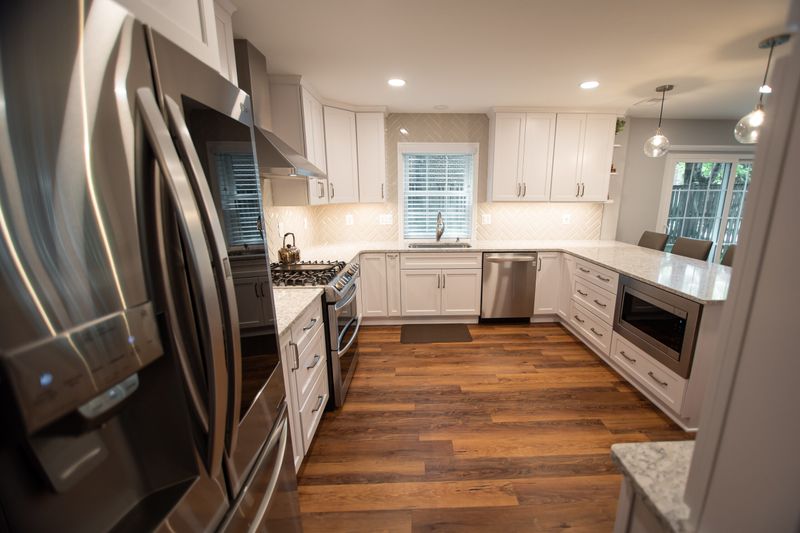 14 Flooring Looks Los Angeles Designers Are Betting You'll See Everywhere Next Year - Decor Hint Mixed Material Transitions